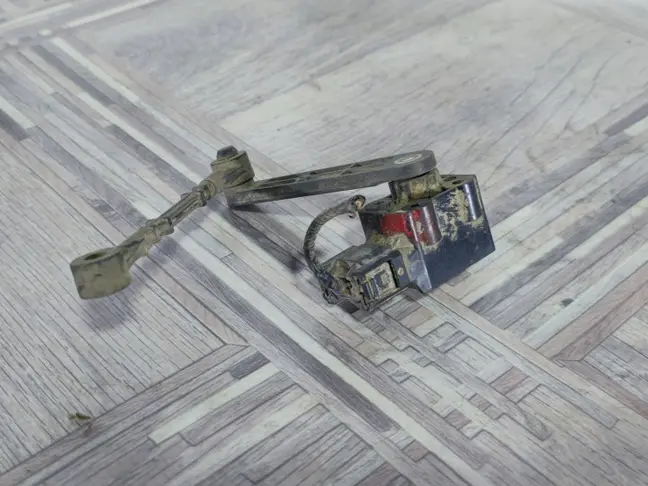 Датчик задний правый кузова Land Rover Discovery 3