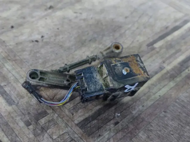 Датчик задний правый кузова Land Rover Discovery 3