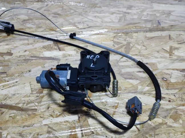 Моторчик левый передний Land Rover Freelander 2