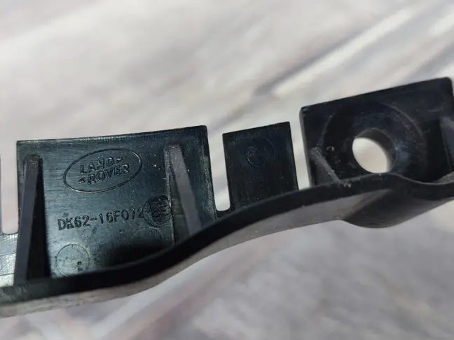 Кронштейн бампера правый Range Rover L494 13-17