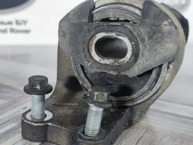 Опора раздаточной коробки Range Rover L320