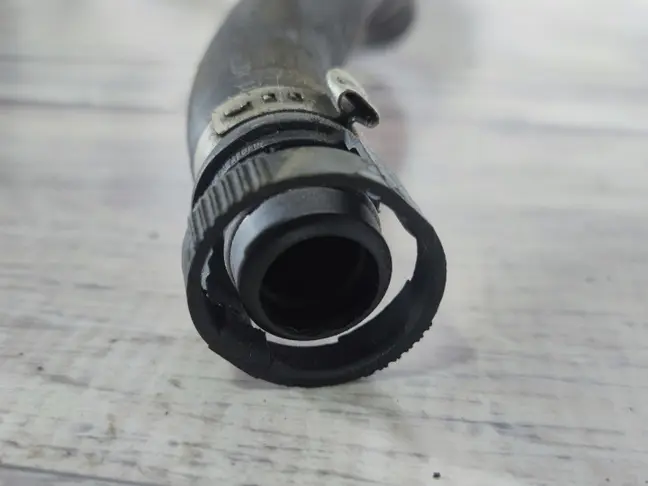 Вакуумная трубка левая Land Rover Sport L320