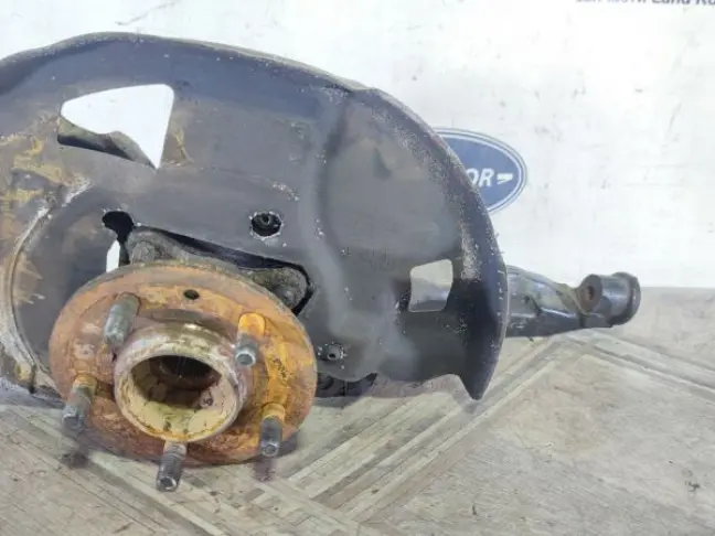 Кулак передний левый  Range Rover Sport L320 09-13