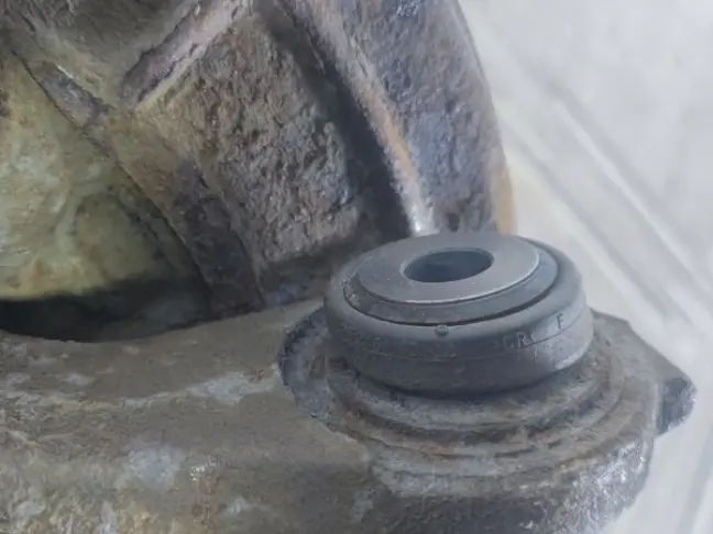 Кулак задний левый Range Rover Sport L320