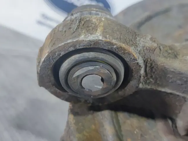 Кулак задний левый Range Rover Sport L320