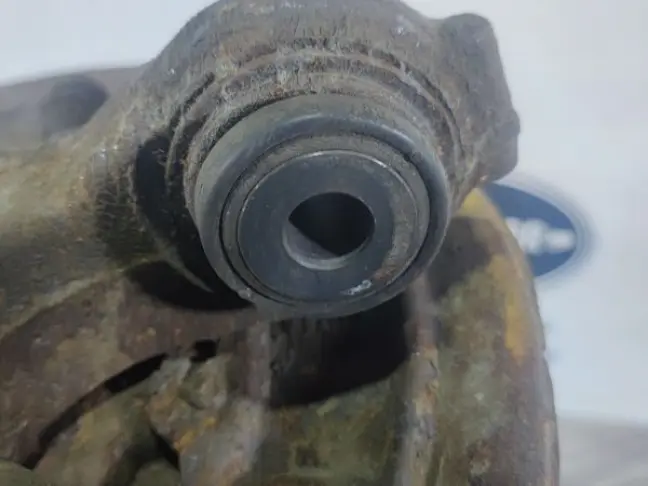 Кулак задний левый Range Rover Sport L320