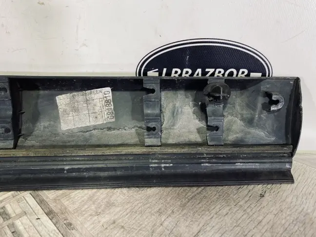 Молдинг передней левой двери DISCOVERY 3 L319