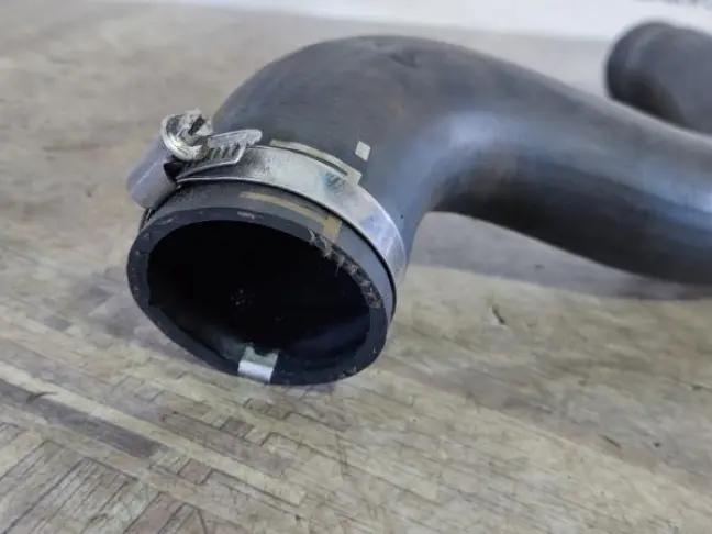 Патрубок верхний Land Rover Range Rover L322 3.6