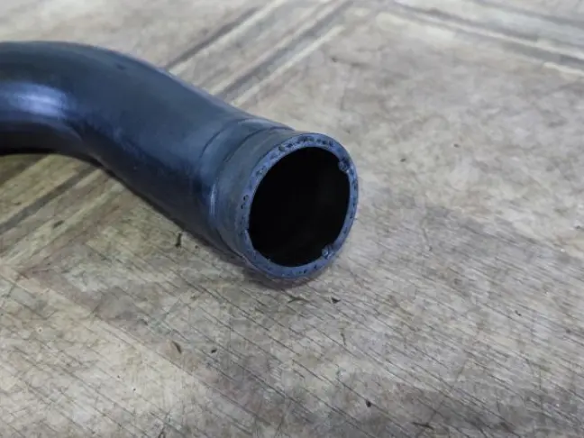 Патрубок верхний Land Rover Range Rover L322 3.6