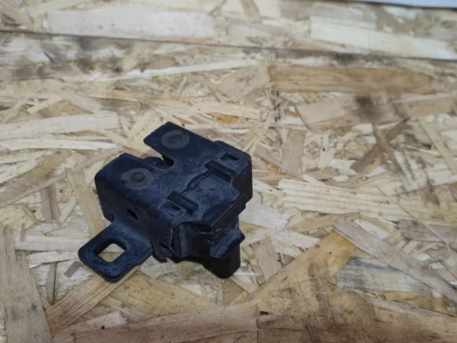 Замок капота правый Land Rover Sport L320 05-13