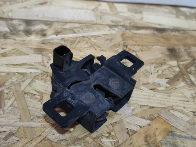 Замок капота правый Land Rover Sport L320 05-13