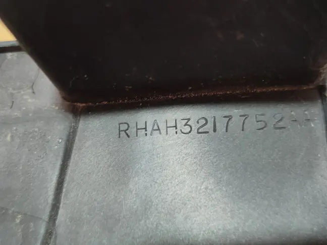 Кронштейн бампера правый Range Rover Sport L320