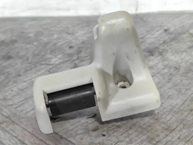 Крючок козырька левый Range Rover L322 02-12