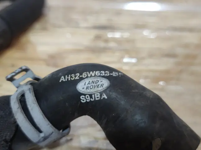 Патрубок Range Rover Sport L320 09-13 5.0