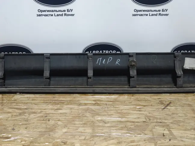 Молдинг передний правый  Range Rover Sport L320