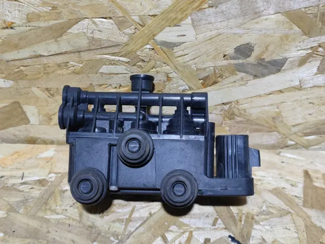 Блок клапанов подвески передний Range Rover L322