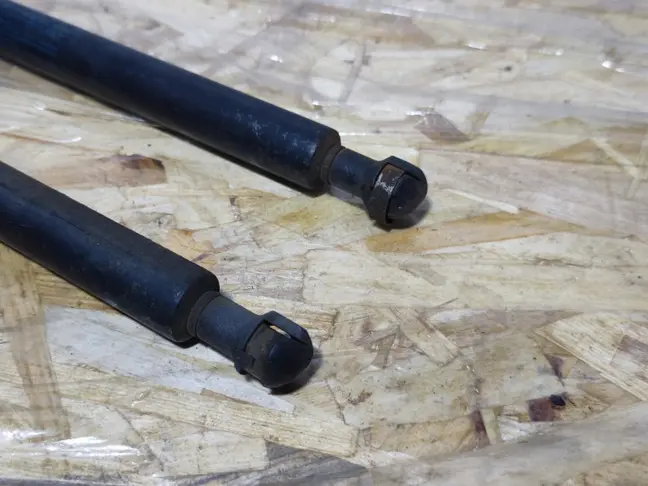 Амортизатор крышки багажника Range Rover 3 L322