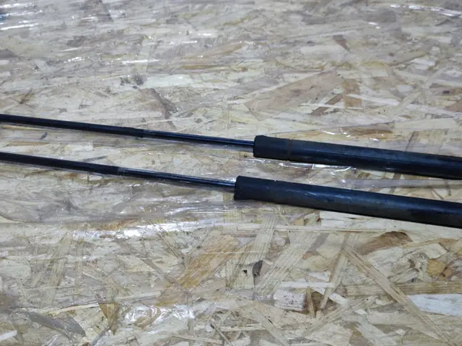 Амортизатор крышки багажника Range Rover 3 L322