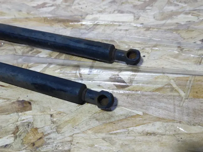 Амортизатор крышки багажника Range Rover 3 L322