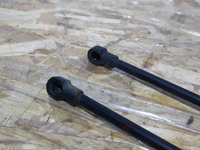 Амортизатор крышки багажника Range Rover 3 L322