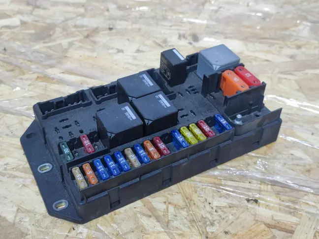 Блок предохранителей под капот Range Rover L322