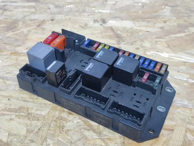 Блок предохранителей под капот Range Rover L322