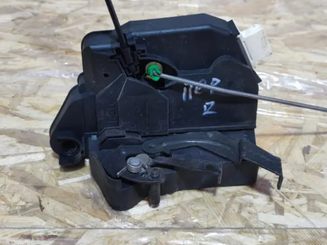 Замок двери передний правый Range Rover L322