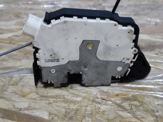 Замок двери передний правый Range Rover L322