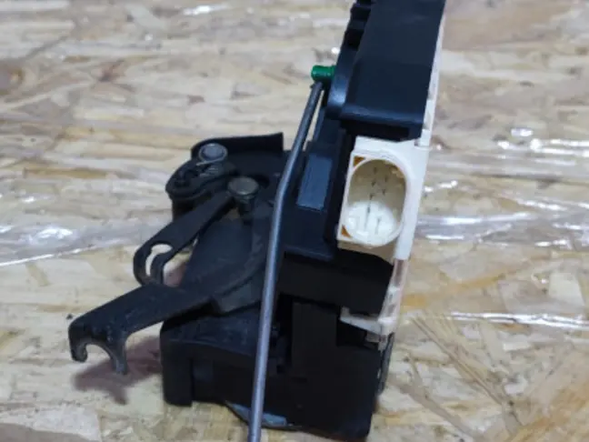 Замок двери передний правый Range Rover L322