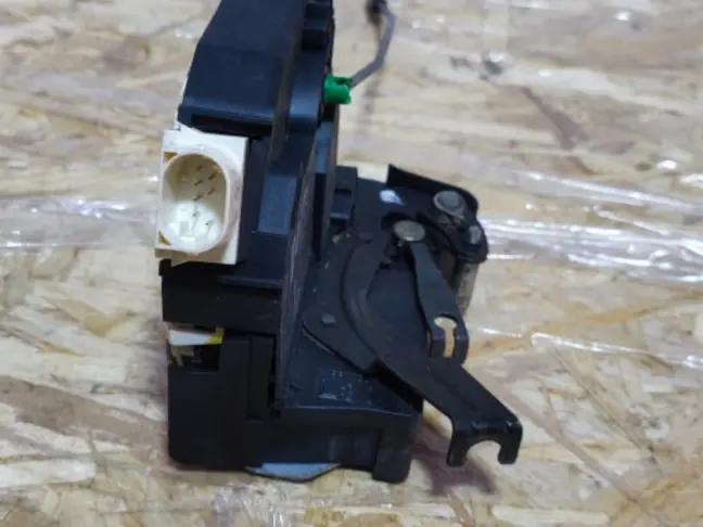 Замок двери передней левой Range Rover L322