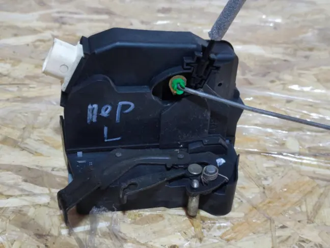 Замок двери передней левой Range Rover L322