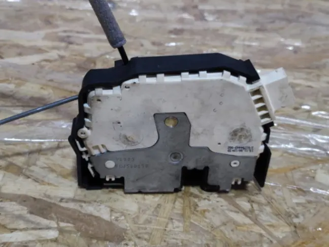 Замок двери передней левой Range Rover L322