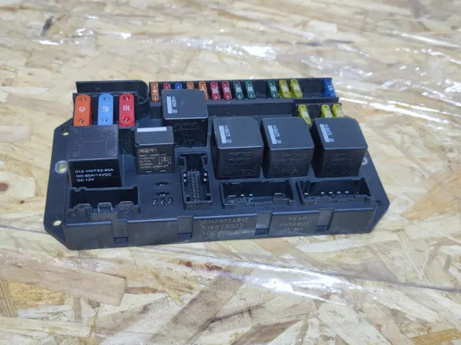 Блок предохранителей в багажнике Range Rover L322