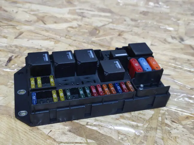 Блок предохранителей в багажнике Range Rover L322