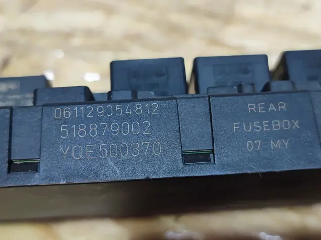 Блок предохранителей в багажнике Range Rover L322