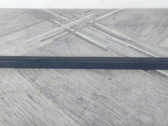 Молдинг стекла переднего левого Land Rover L322