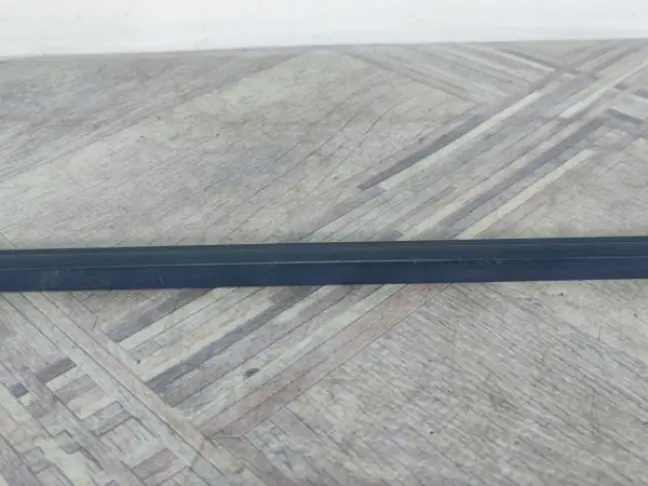 Молдинг стекла переднего левого Land Rover L322