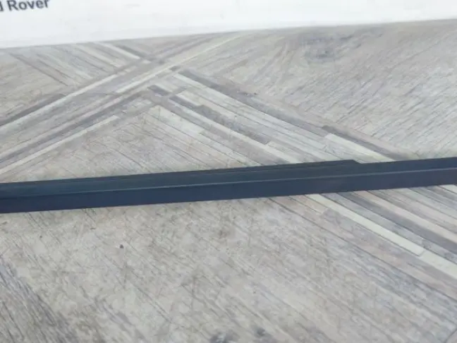 Молдинг стекла переднего левого Land Rover L322