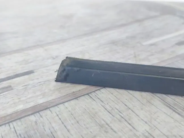 Молдинг стекла переднего левого Land Rover L322