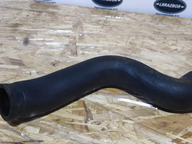 Патрубок верхний левый Range Rover L322 3.6