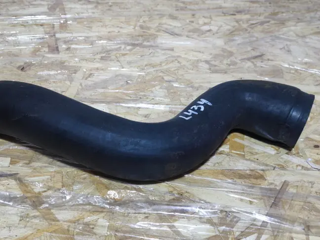 Патрубок верхний левый Range Rover L322 3.6