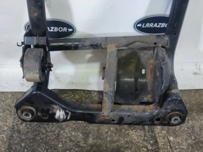 Подрамник раздаточной коробки Range Rover L322