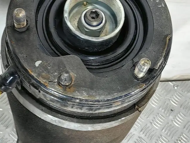 Стойка в сборе правая передняя Range Rover 3 L322