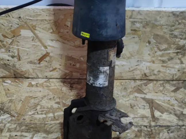 Стойка в сборе левая передняя Range Rover 3 L322