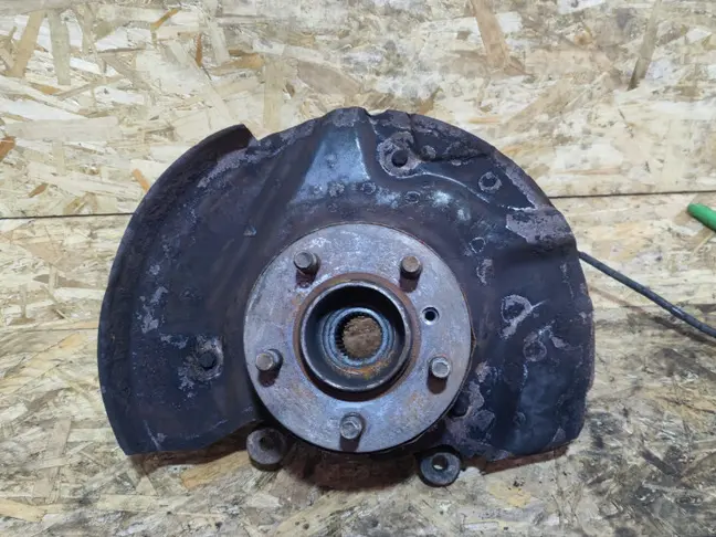 Кулак передний правый Range Rover L322 02-09