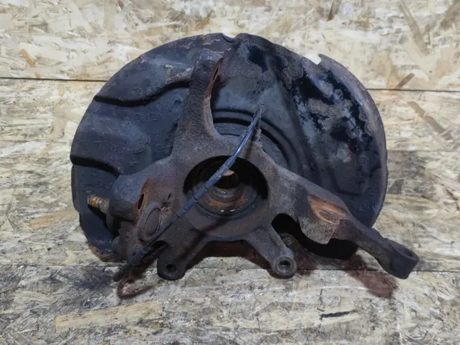 Кулак передний правый Range Rover L322 02-09