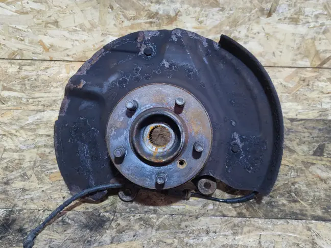 Кулак передний левый Range Rover L322 02-09