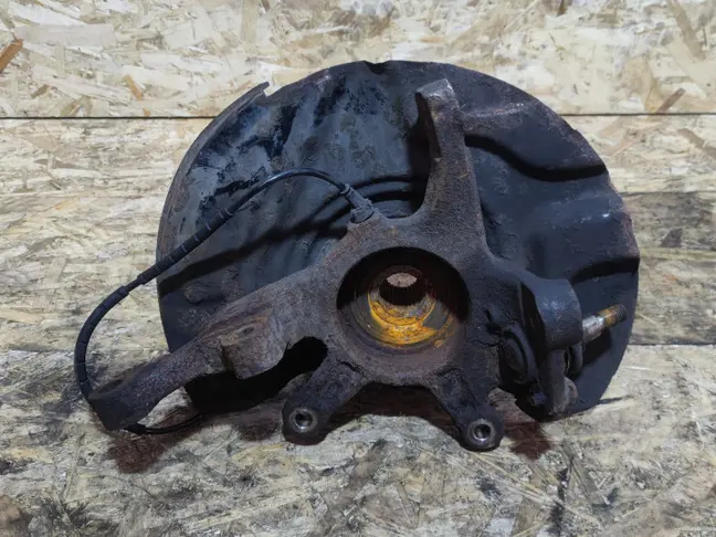 Кулак передний левый Range Rover L322 02-09