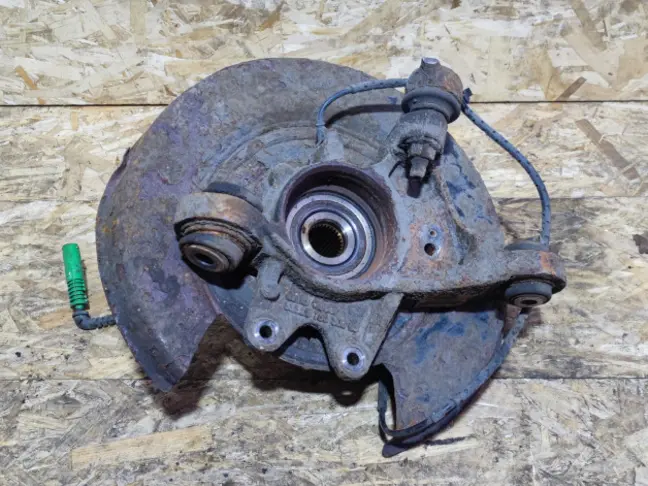 Кулак задний правый Range Rover L322 02-09