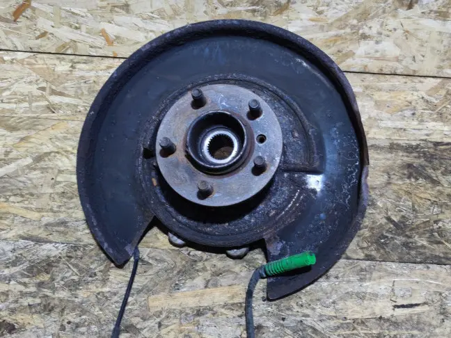 Кулак задний правый Range Rover L322 02-09